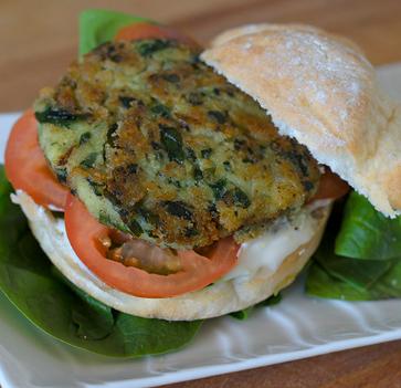 Hamburguesa de garbanzos y espinacas (tomate, lechuga, queso y patatas asadas al curry) 2 rodajas pan tostado